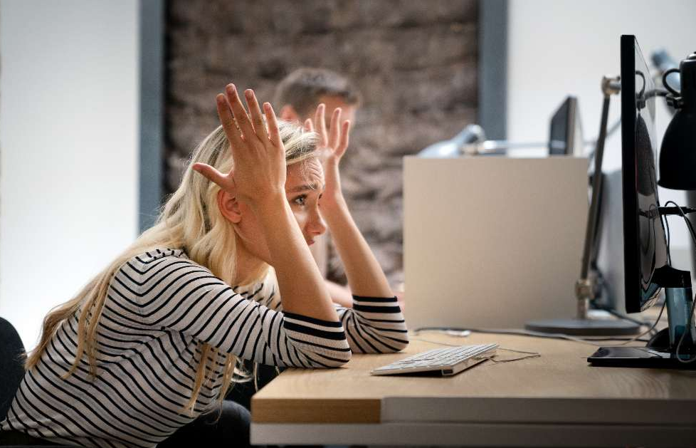 link building mistake done by blond girl